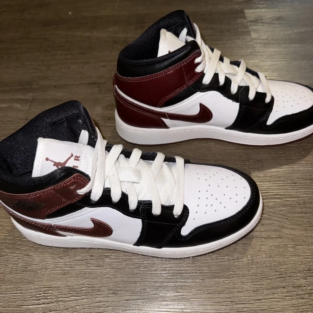 Nike Jordan 1 SE Mid Dark Pony 5Y Brand New